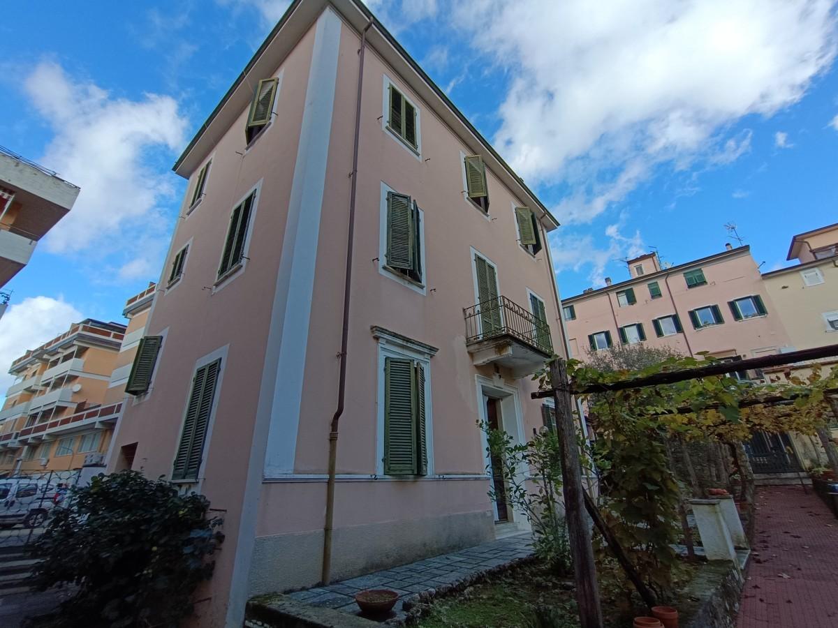 Casa indipendente con giardino a Carrara
