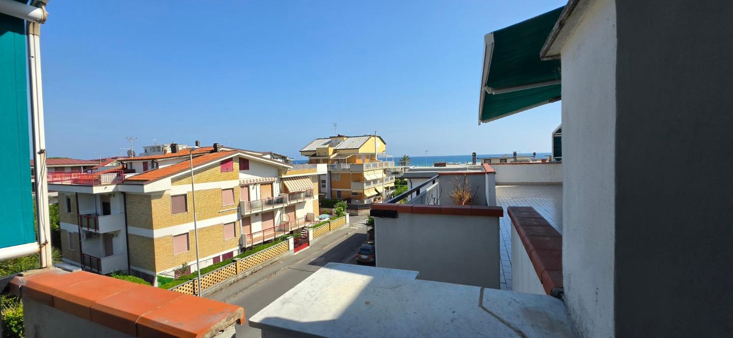 Attico vista mare, Carrara marina di