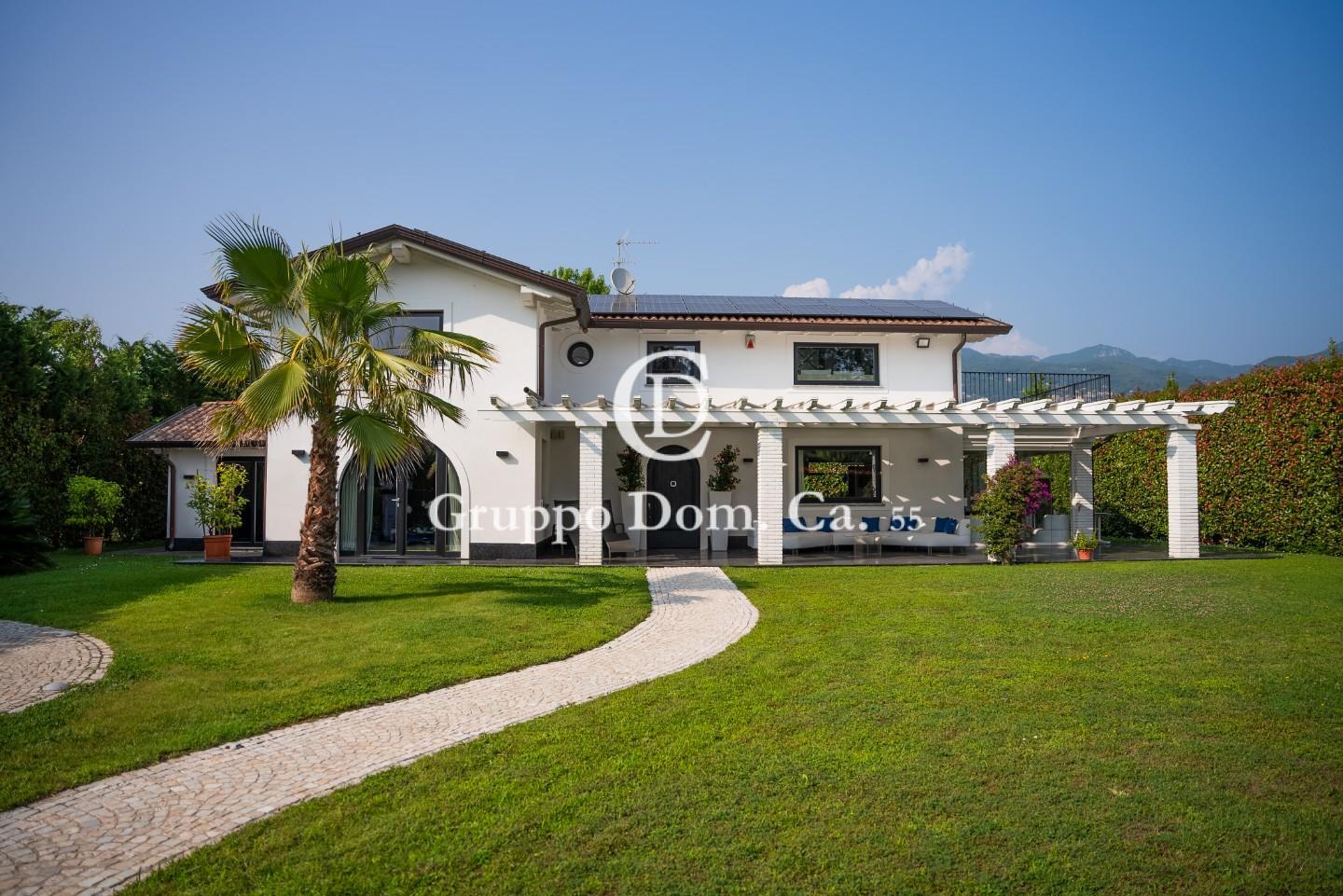 Villa con giardino, Pietrasanta macelli
