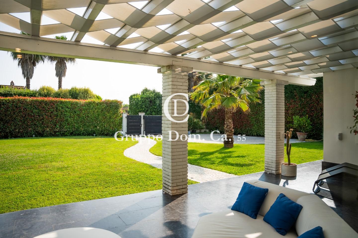 Villa con giardino, Pietrasanta macelli