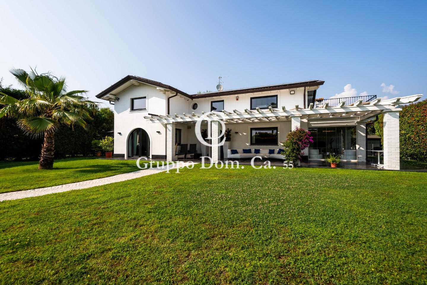 Villa con giardino, Pietrasanta macelli