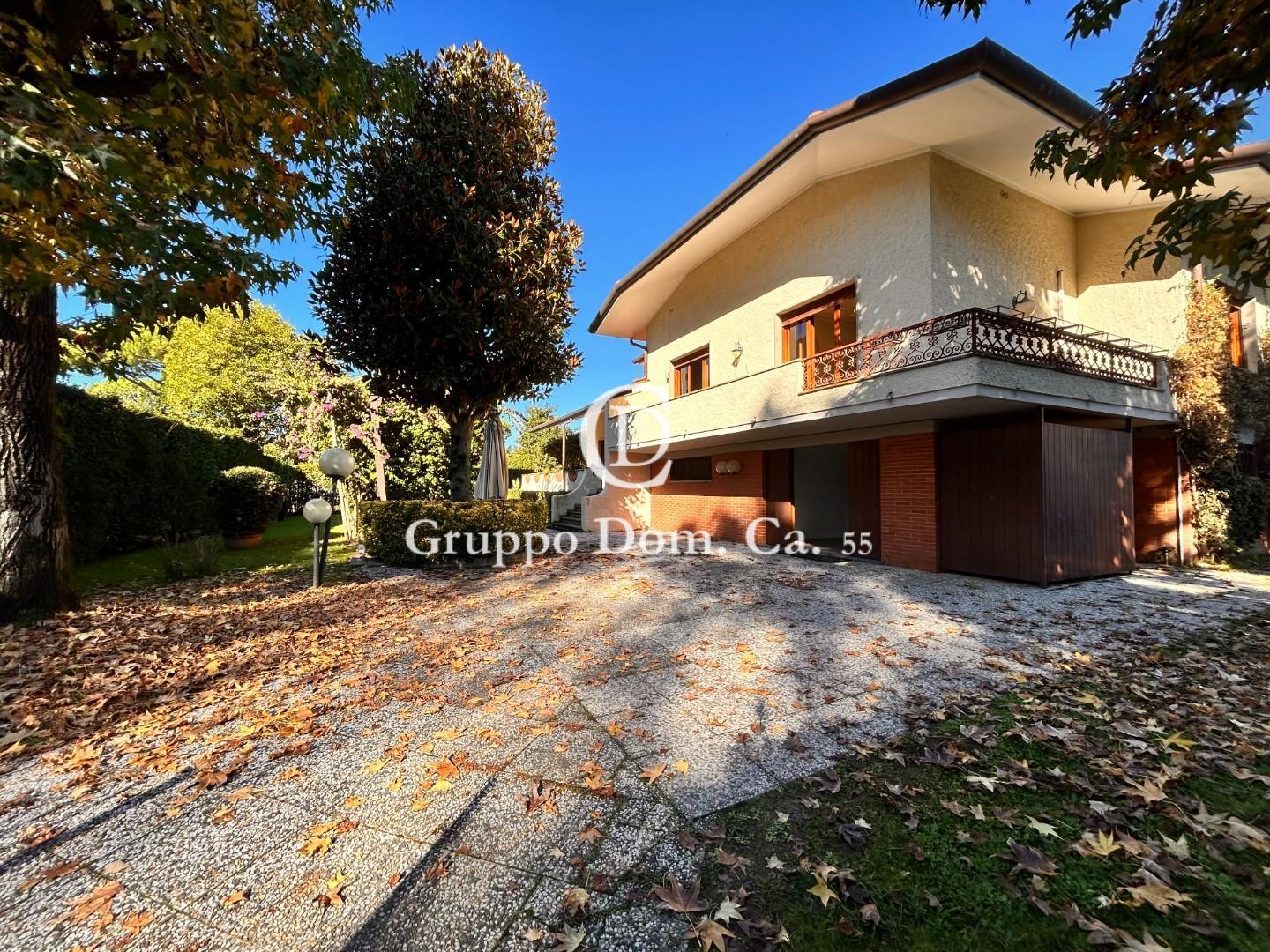 Villa con giardino, Forte dei Marmi centro
