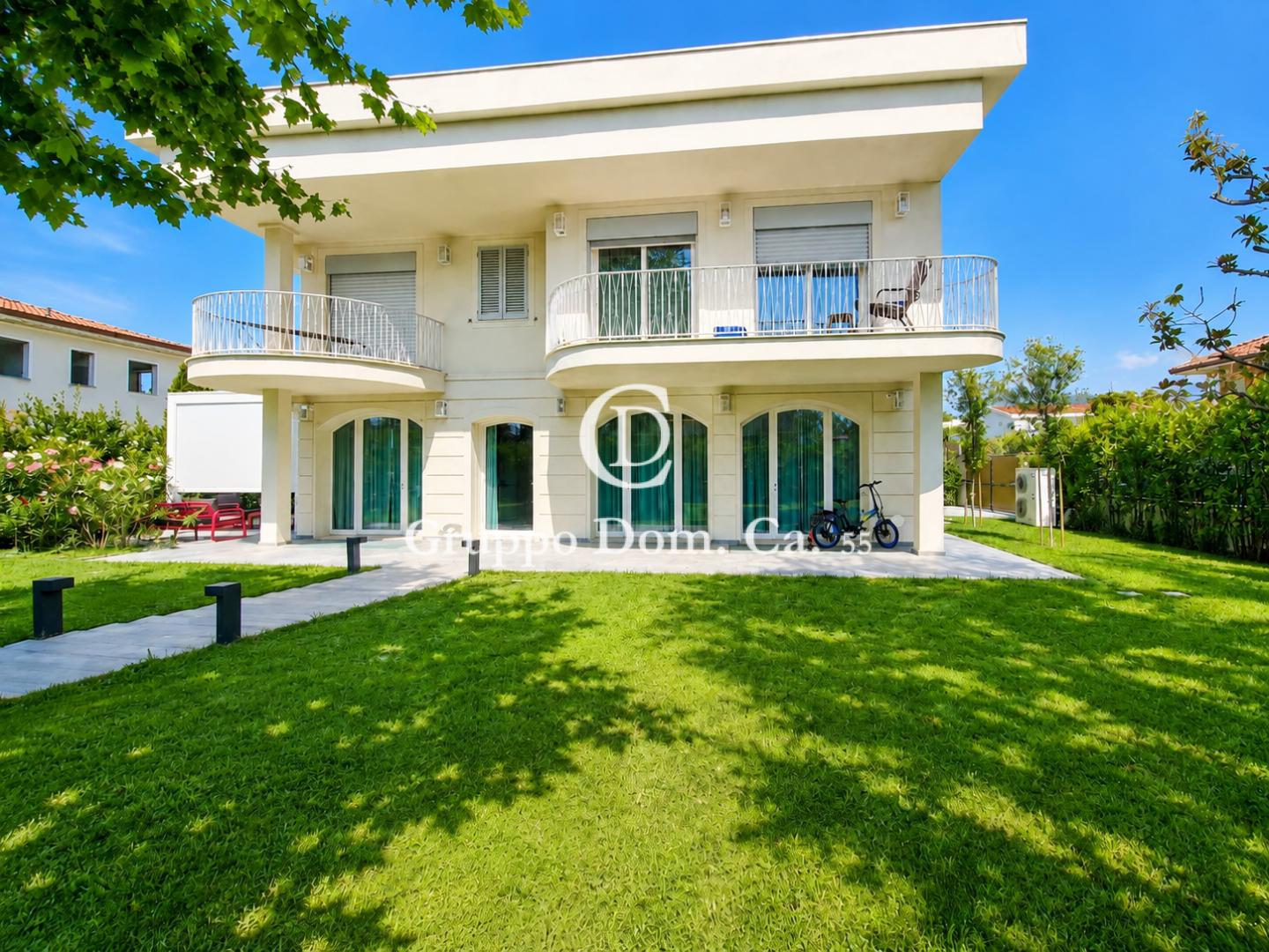 Villa con giardino, Forte dei Marmi centro