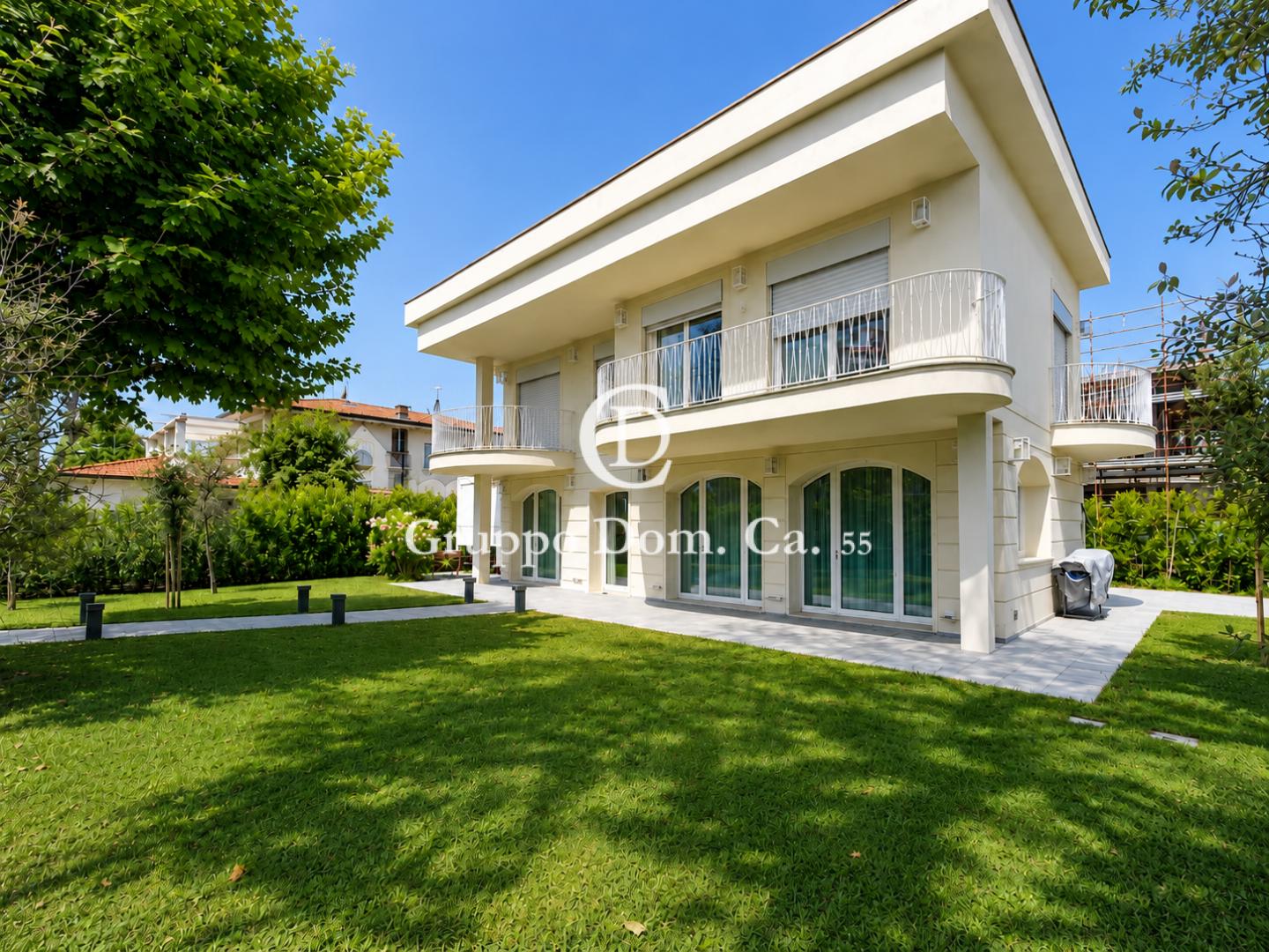 Villa con giardino, Forte dei Marmi centro
