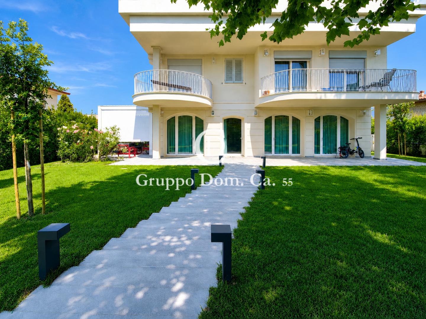 Villa con giardino, Forte dei Marmi centro