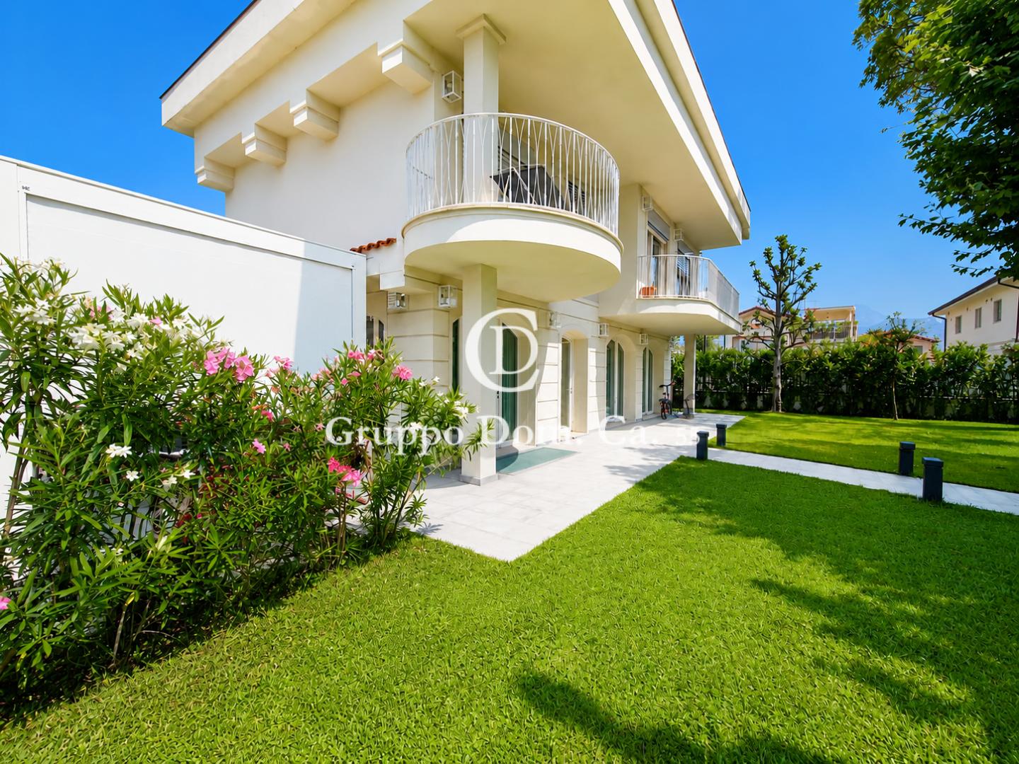 Villa con giardino, Forte dei Marmi centro