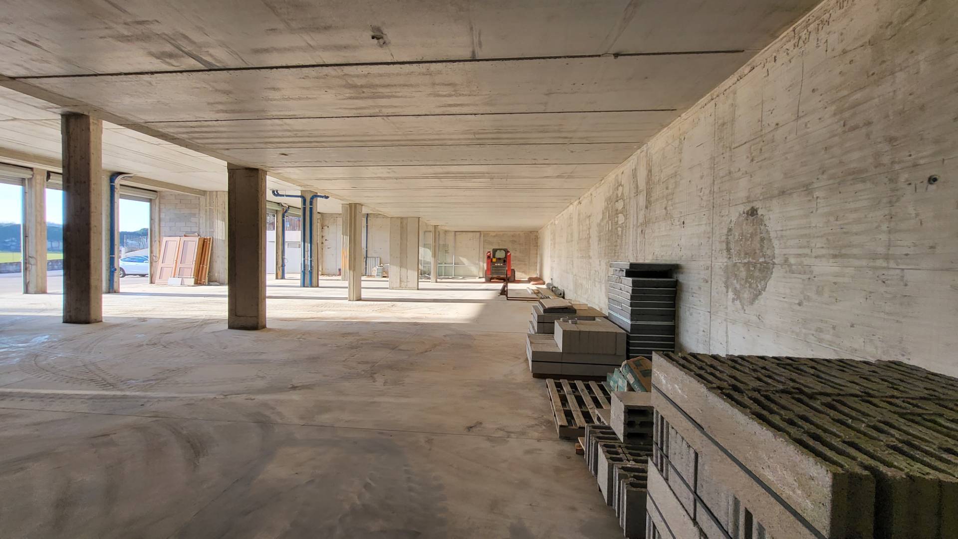 Locale commerciale in vendita a Valmontone