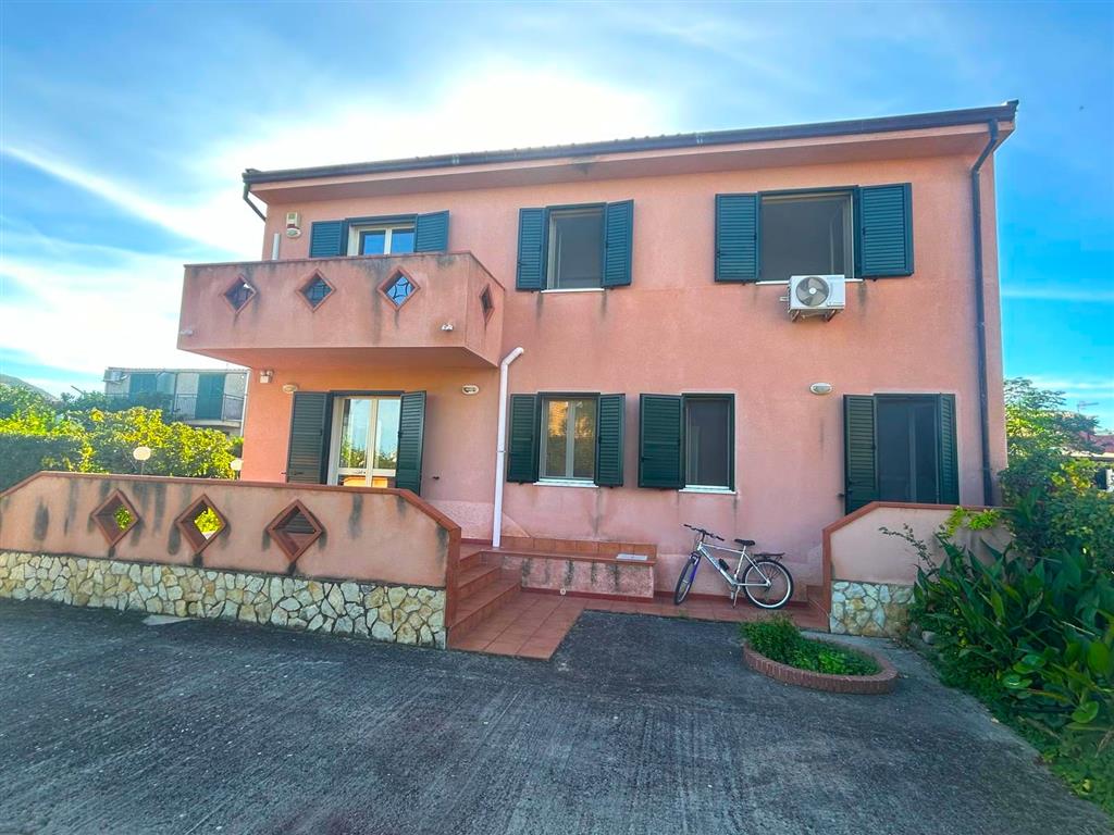 Villa con giardino in gorgo lungo, Lascari