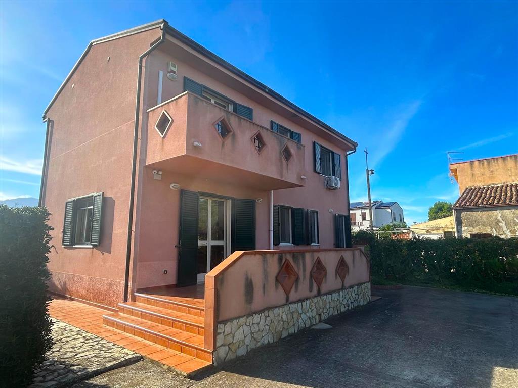 Villa con giardino in gorgo lungo, Lascari