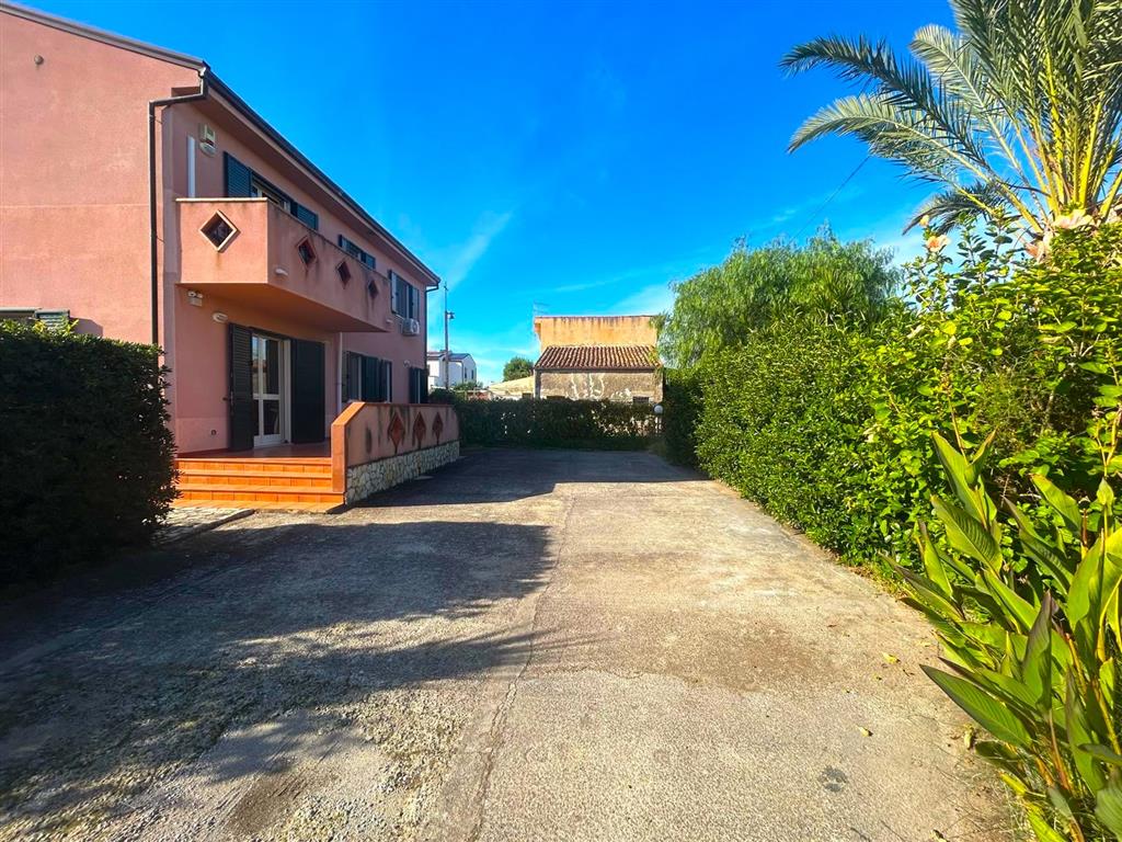 Villa con giardino in gorgo lungo, Lascari