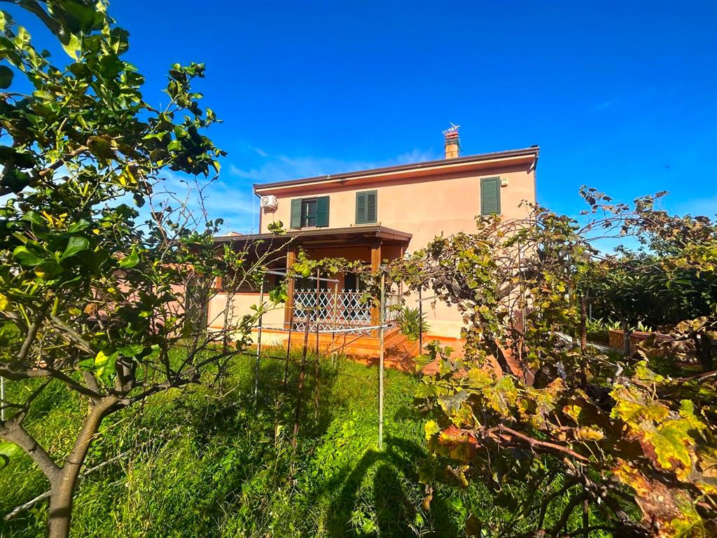 Villa con giardino in gorgo lungo, Lascari