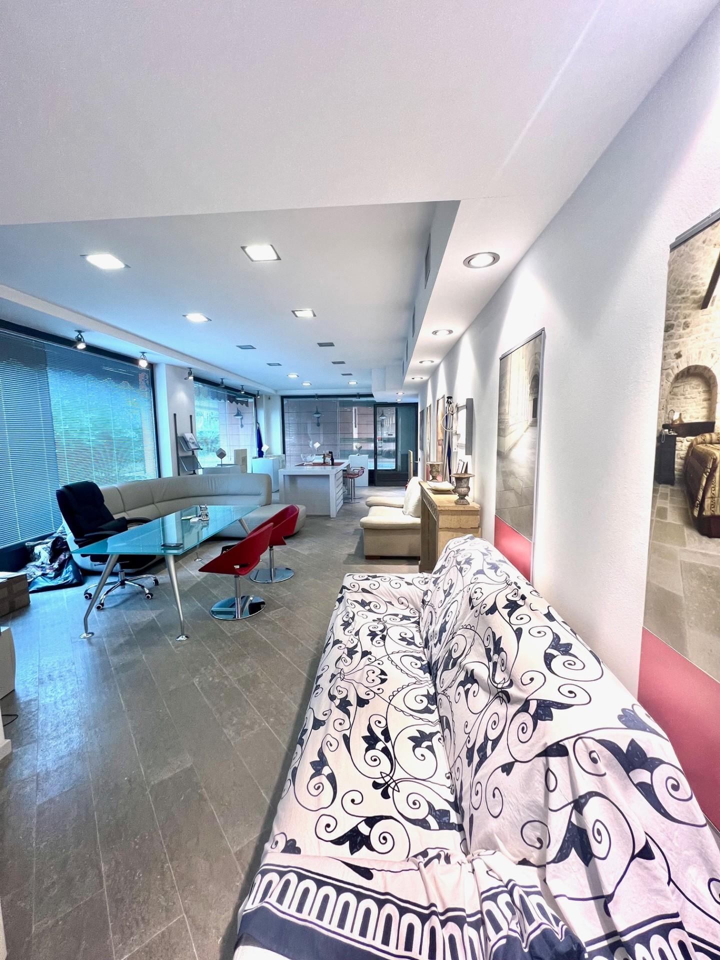 Negozio in vendita, Pietrasanta centro