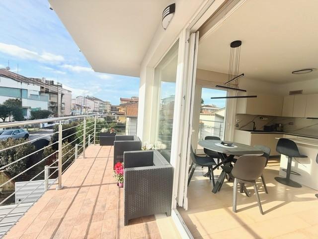 Quadrilocale con terrazzi, Camaiore lido di