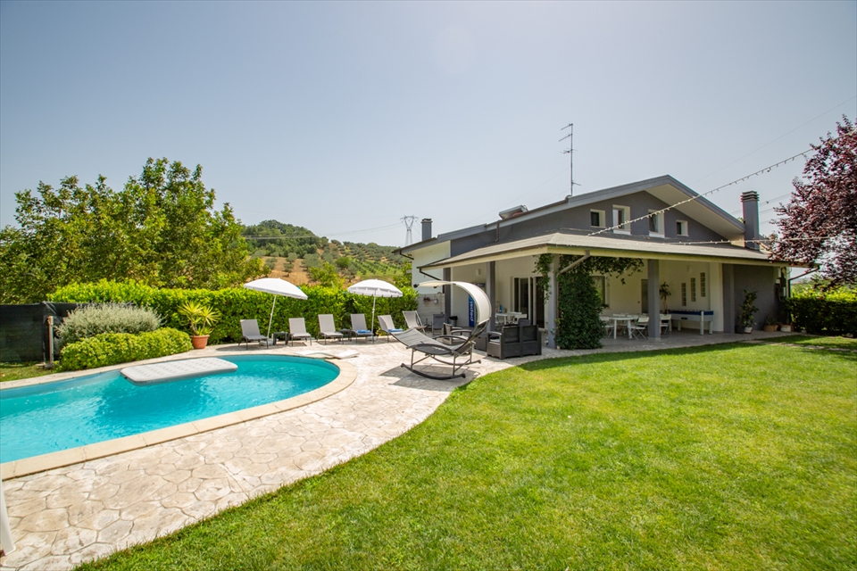 Villa con giardino in contrada sant'antonio nr. 11, Collecorvino