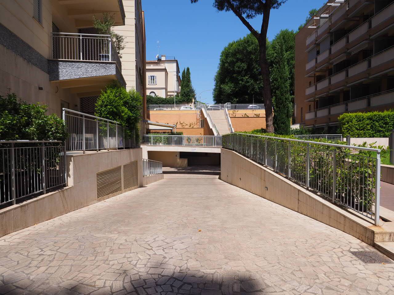 Posto auto coperto in affitto a Roma, Aventino