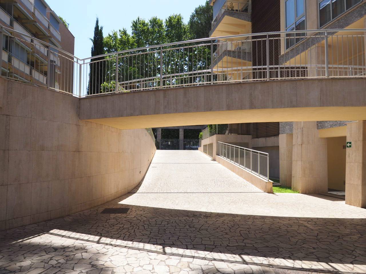 Posto auto coperto in affitto a Roma, Aventino