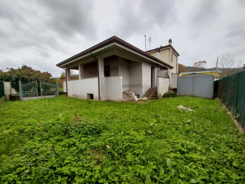 Quadrilocale con giardino a Camaiore