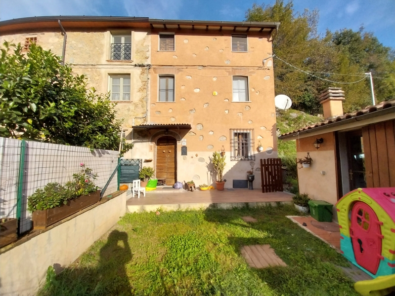 Casa indipendente con giardino a Camaiore