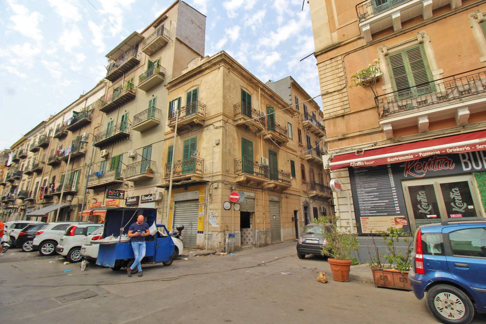 Locale commerciale in vendita a Palermo, Politeama