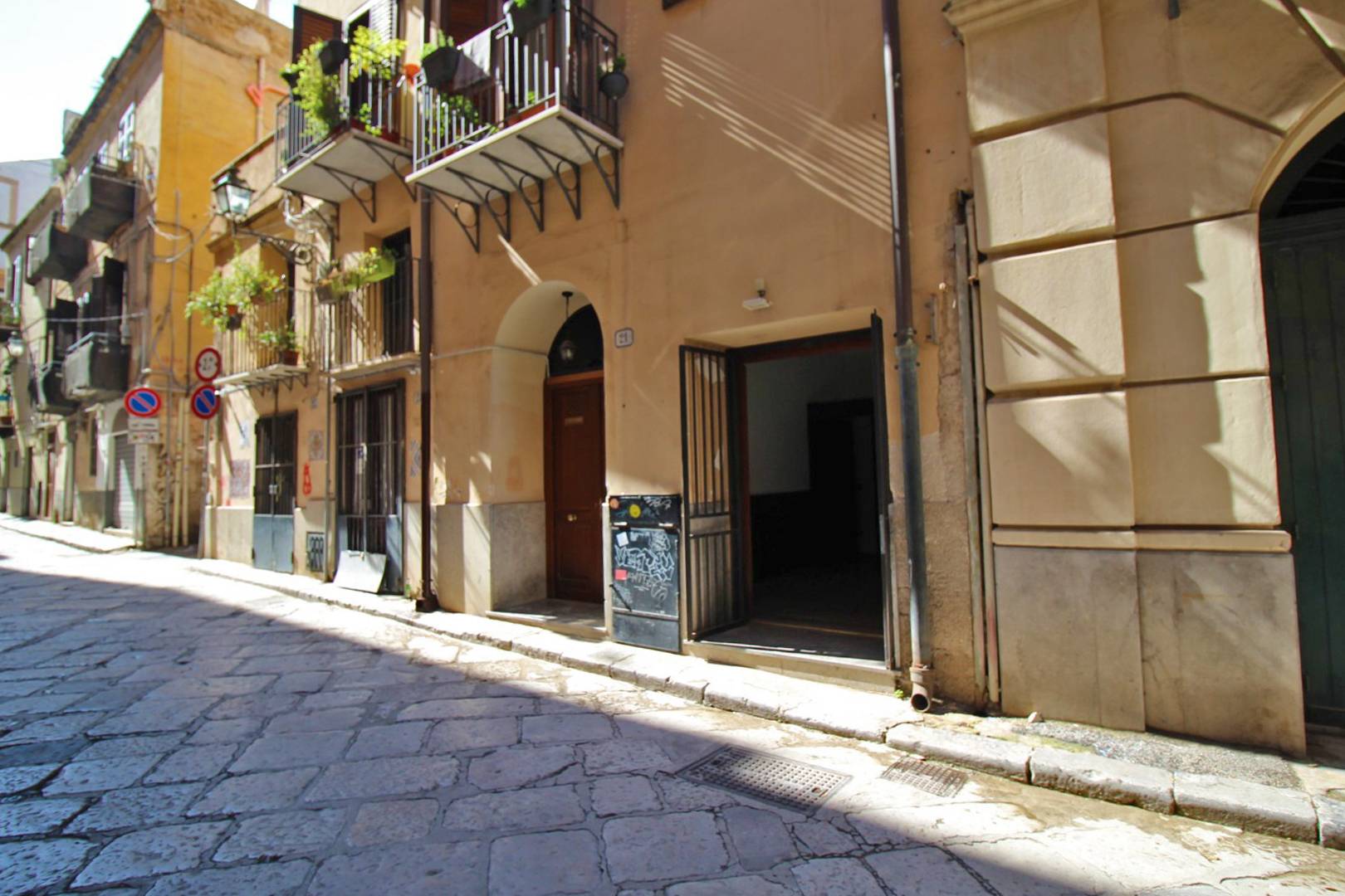 Locale commerciale in vendita a Palermo, Centro storico