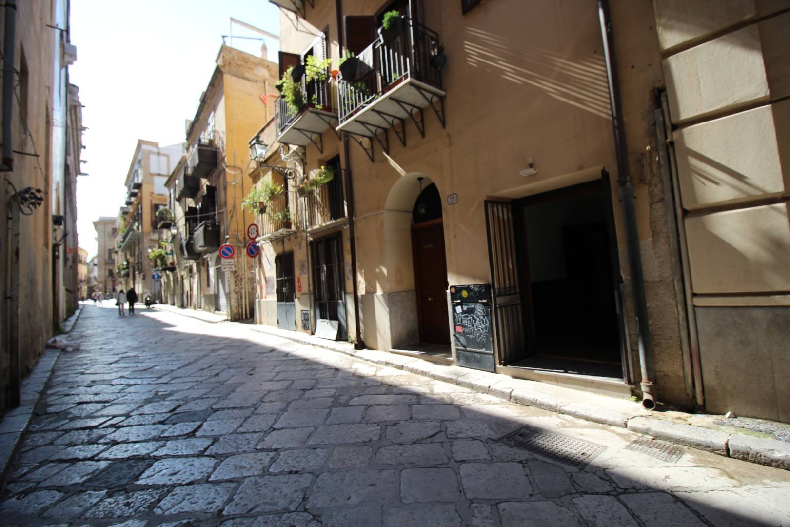 Locale commerciale in vendita a Palermo, Centro storico