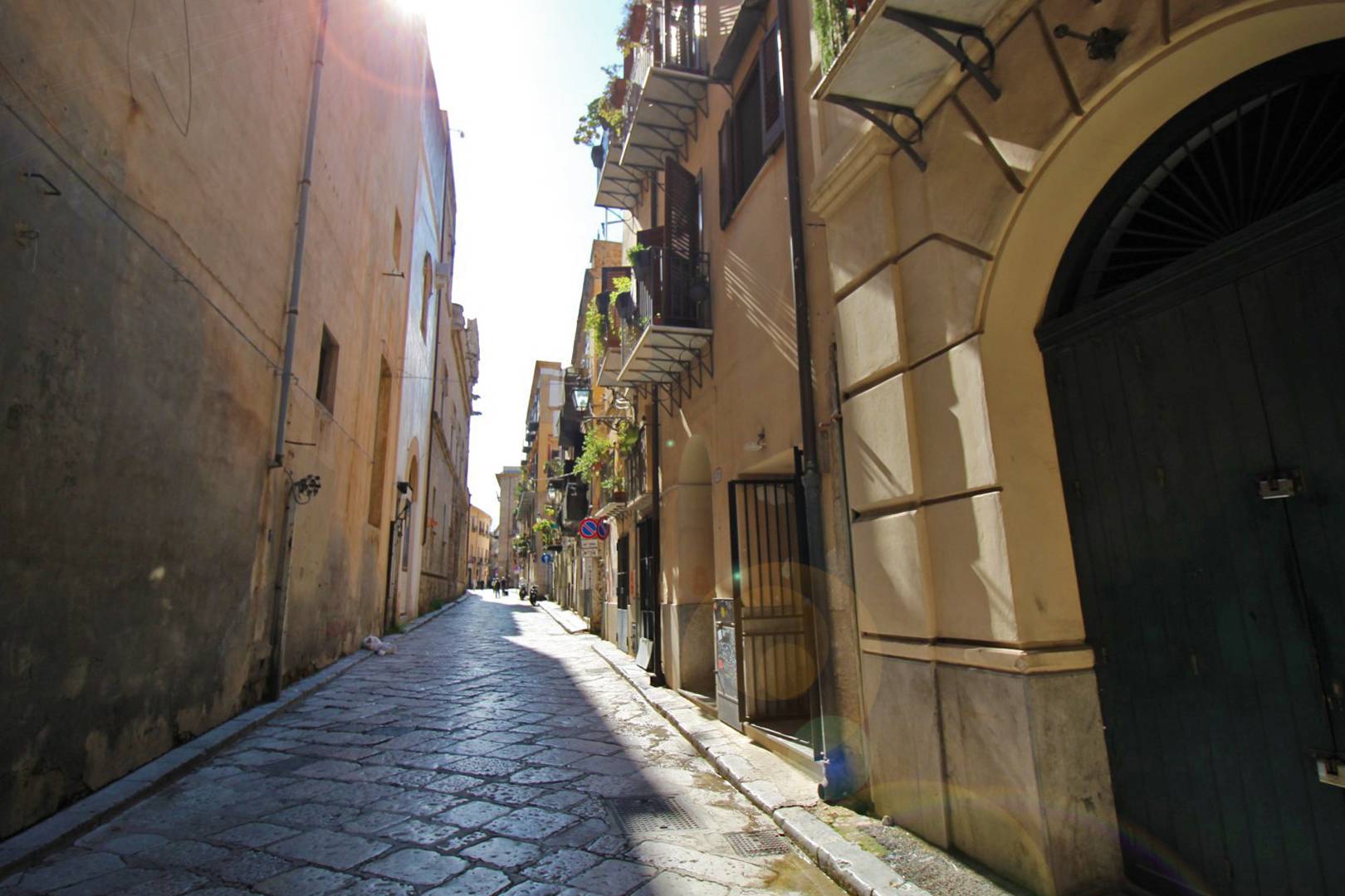 Locale commerciale in vendita a Palermo, Centro storico