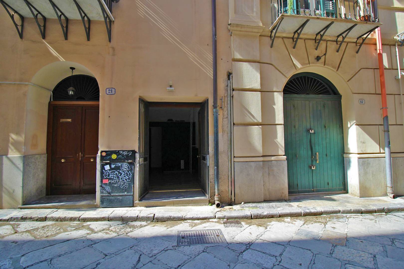 Locale commerciale in vendita a Palermo, Centro storico