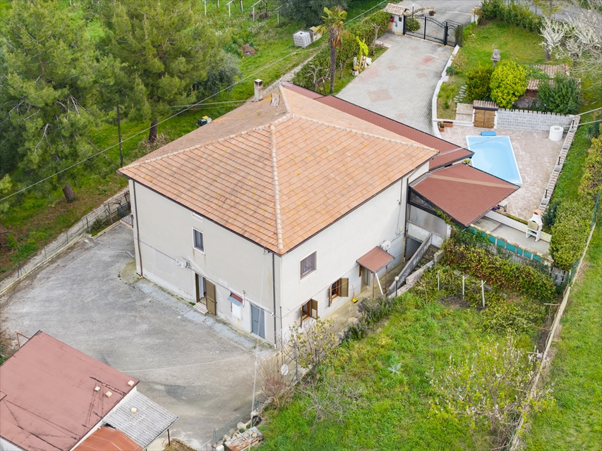 Villa con giardino in contrada fanese 2, Bucchianico