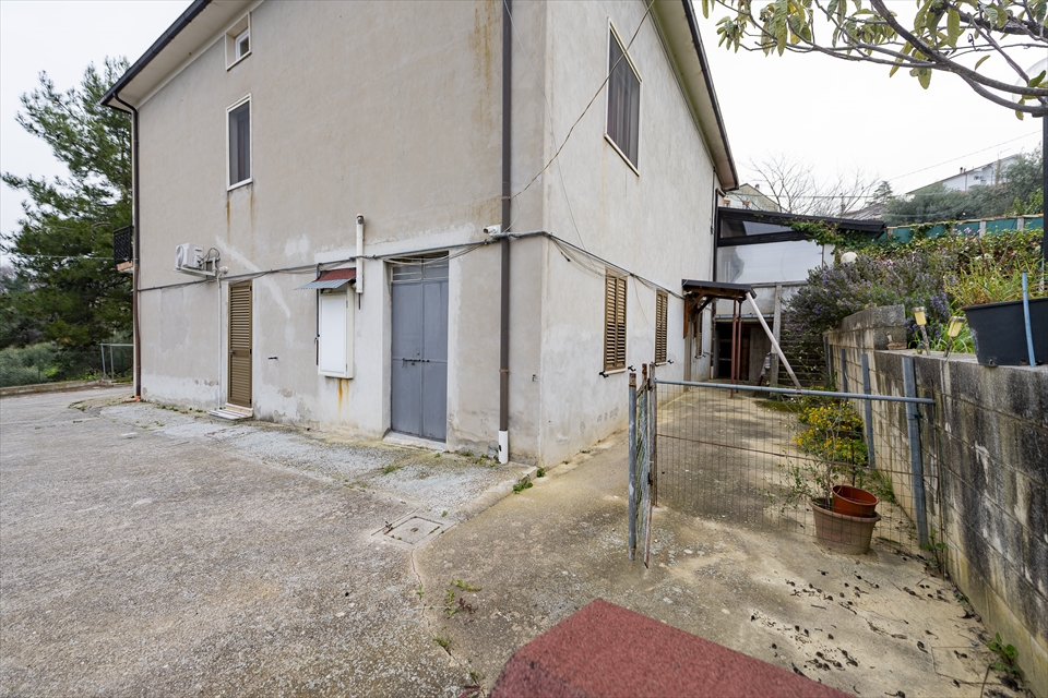 Villa con giardino in contrada fanese 2, Bucchianico