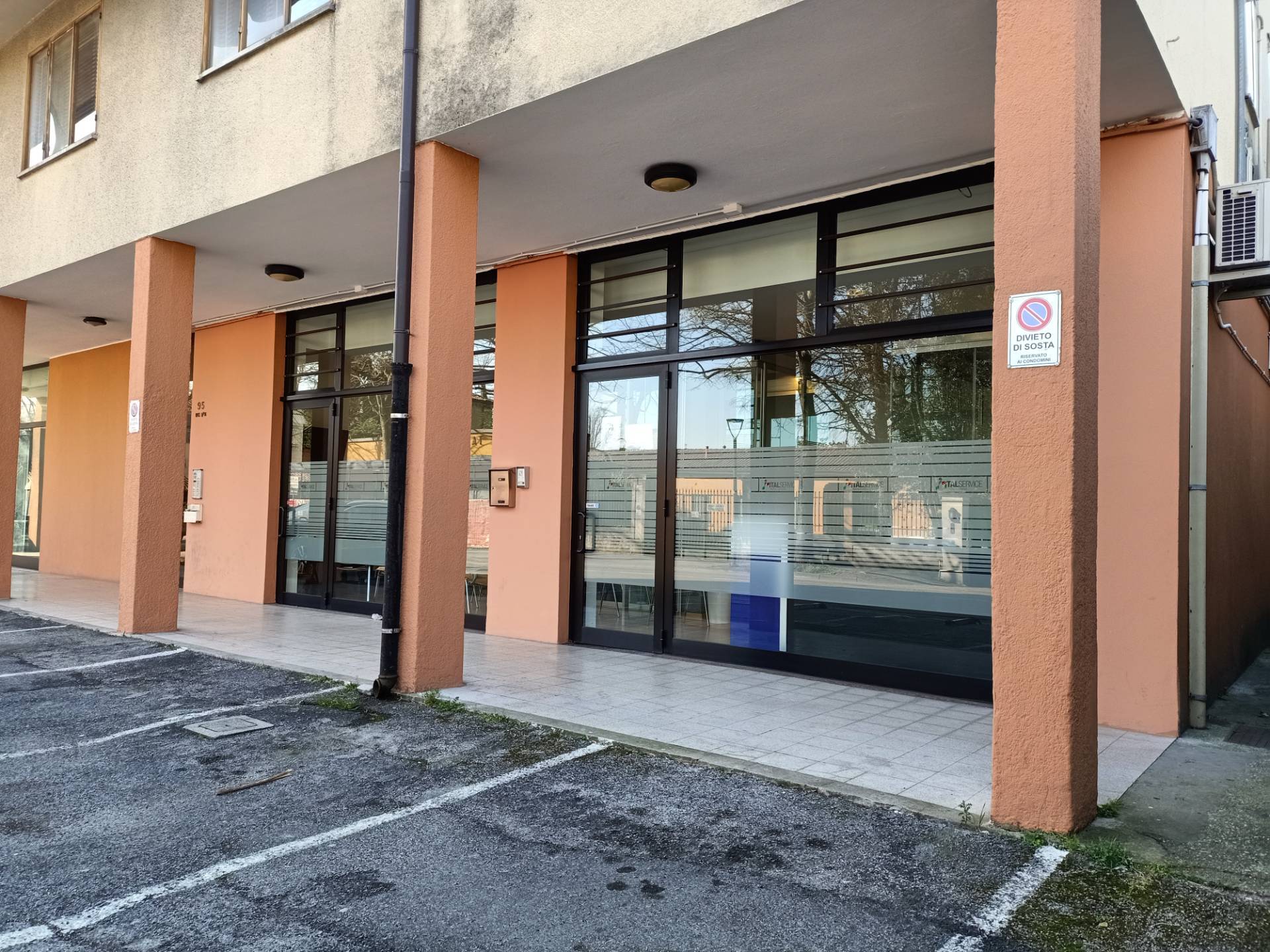 Locale commerciale con box a Mogliano Veneto