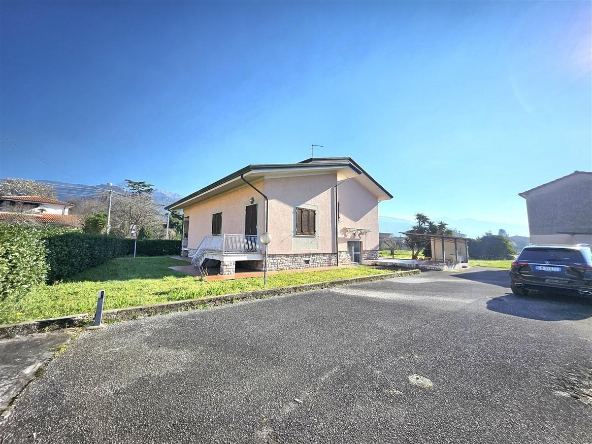 Villa con giardino, Montignoso renella