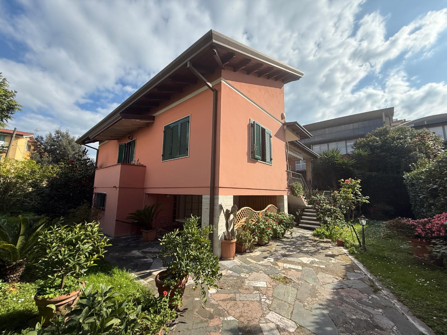 Villa con giardino, Carrara marina di