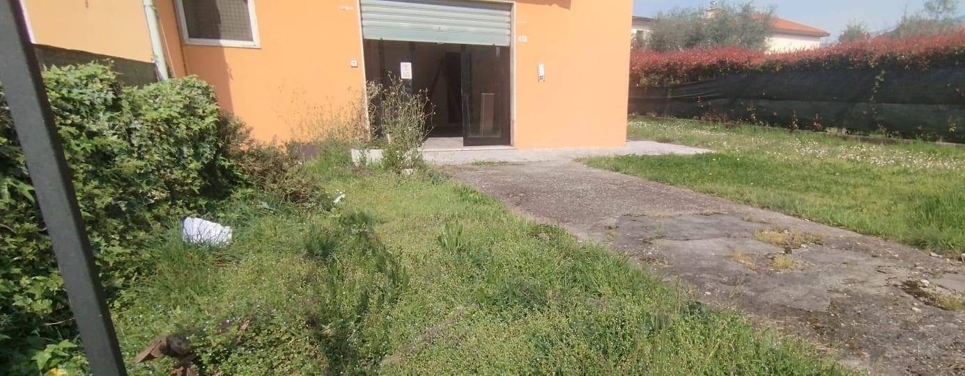 Locale commerciale da ristrutturare a Massa