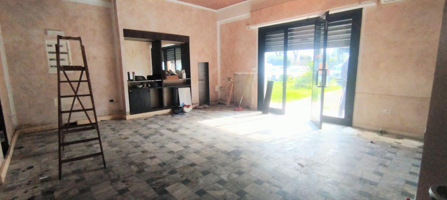 Locale commerciale da ristrutturare a Massa