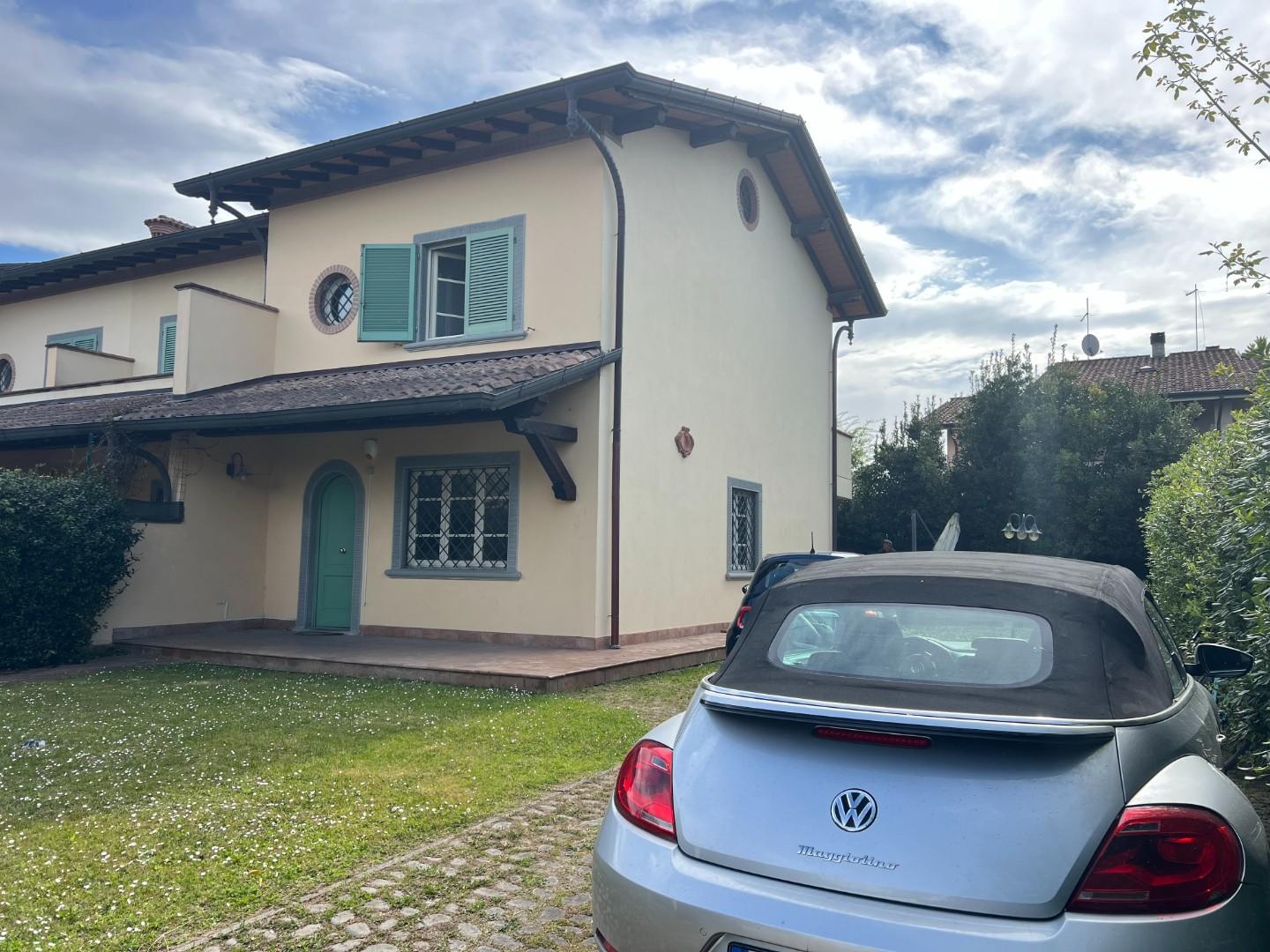 Villa con giardino, Forte dei Marmi via emilia