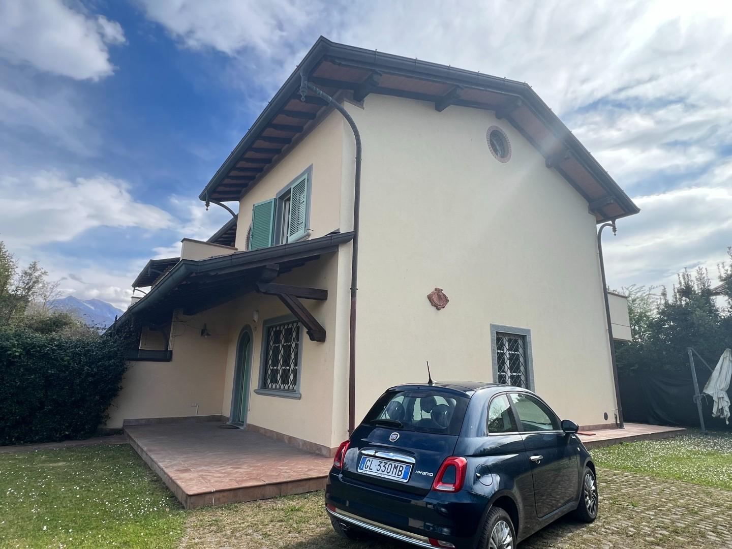 Villa con giardino, Forte dei Marmi via emilia