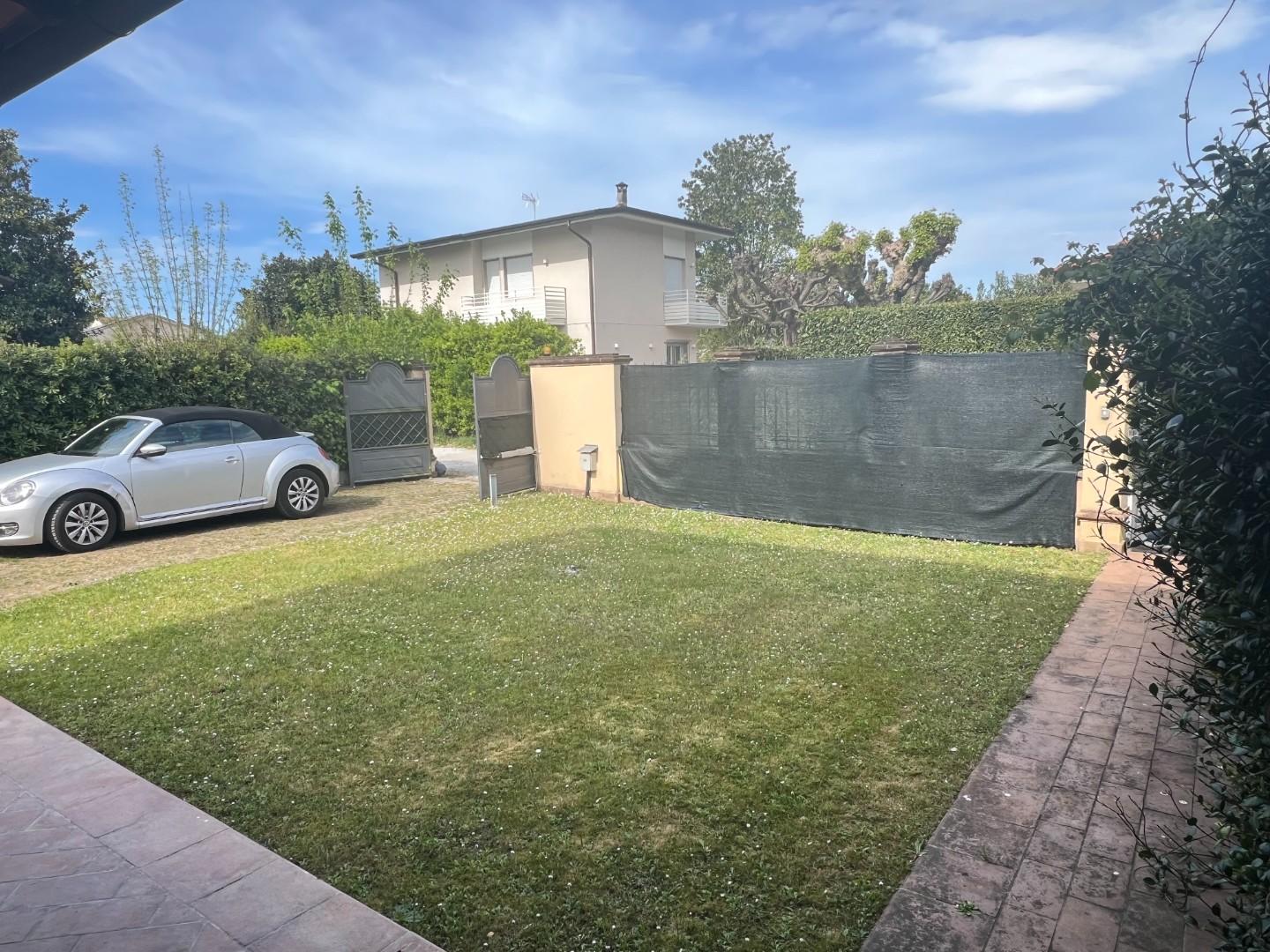 Villa con giardino, Forte dei Marmi via emilia