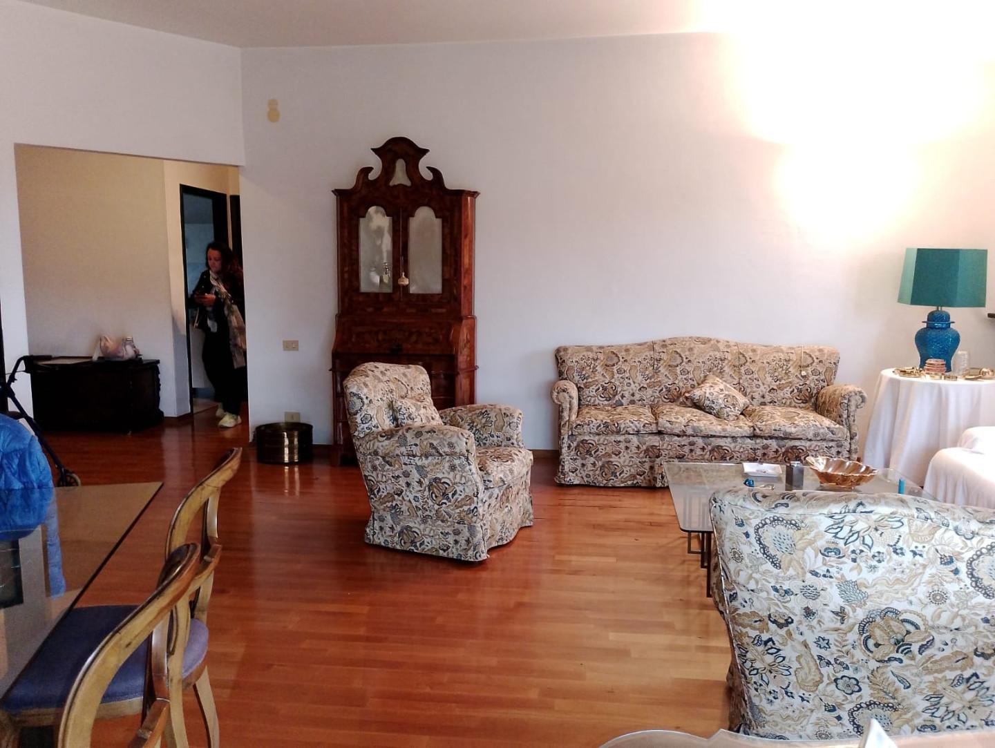 Appartamento con terrazzi, Massa centro