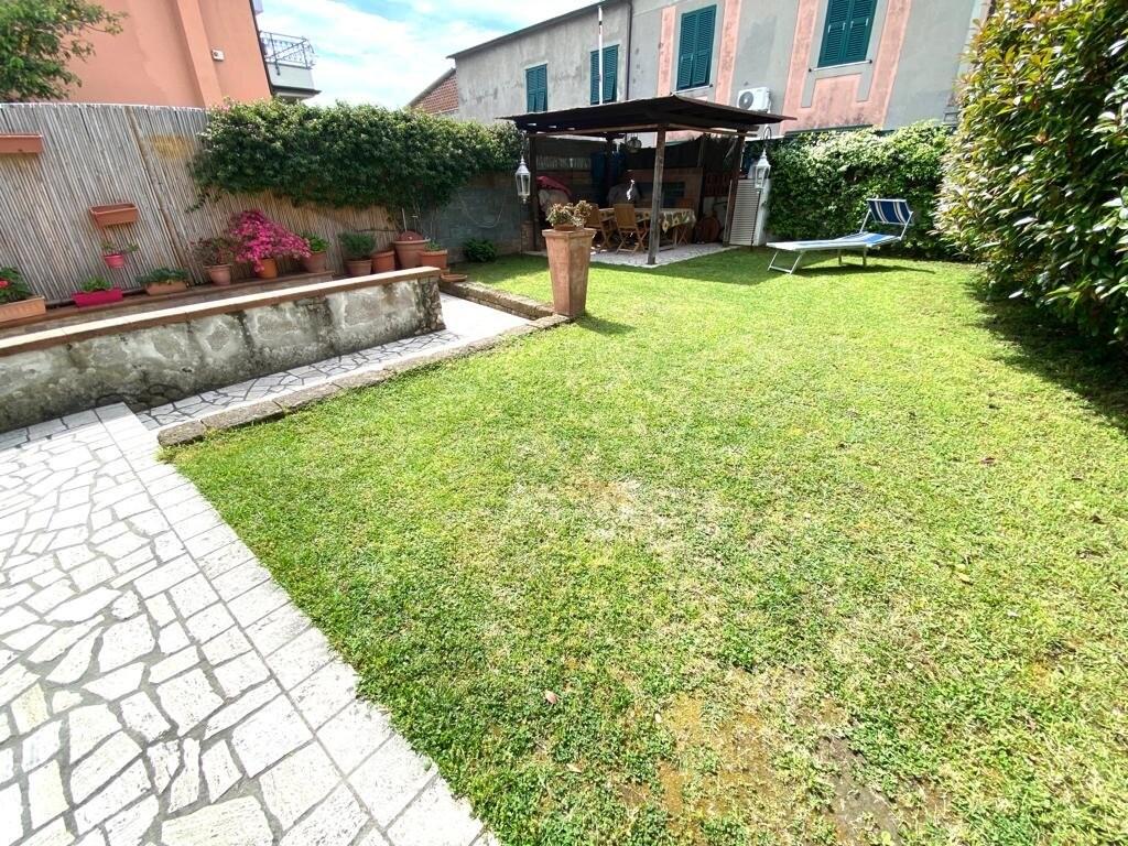Casa indipendente con giardino a Massa