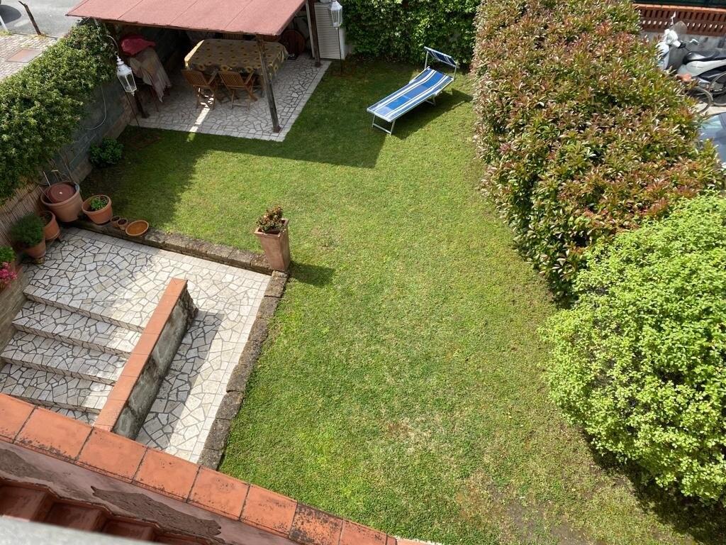Casa indipendente con giardino a Massa