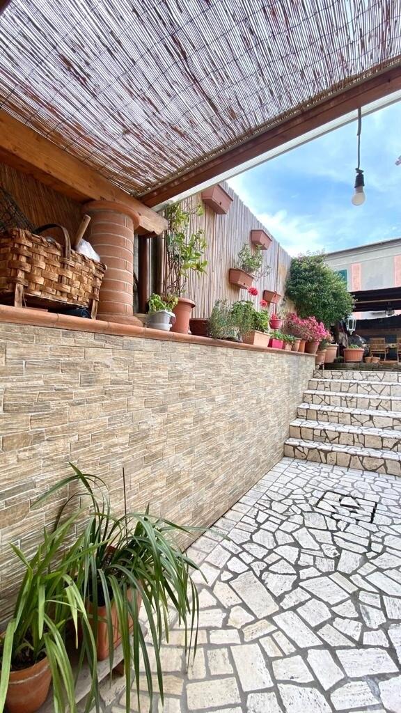 Casa indipendente con giardino a Massa