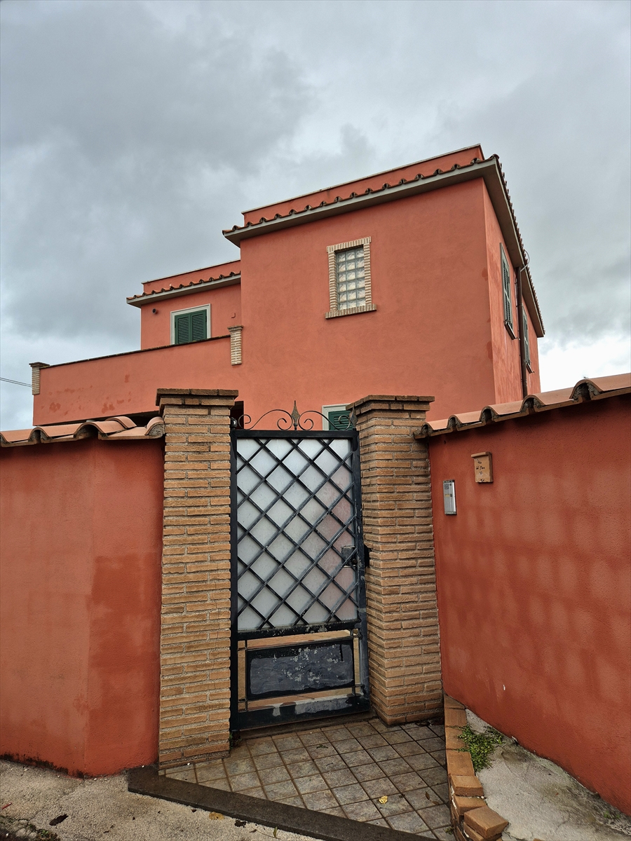 Casa indipendente con giardino in via del mare, Anzio