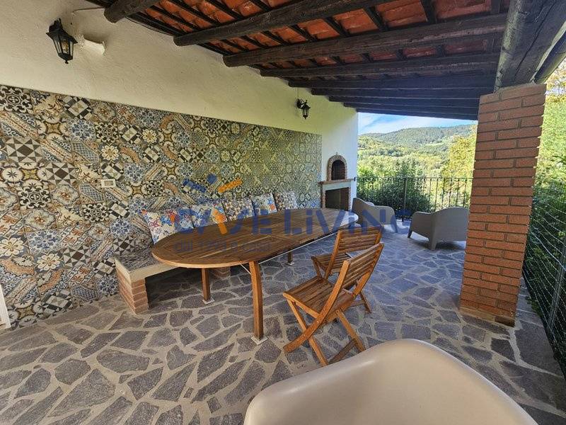 Villa con terrazzo, Zavattarello crociglia