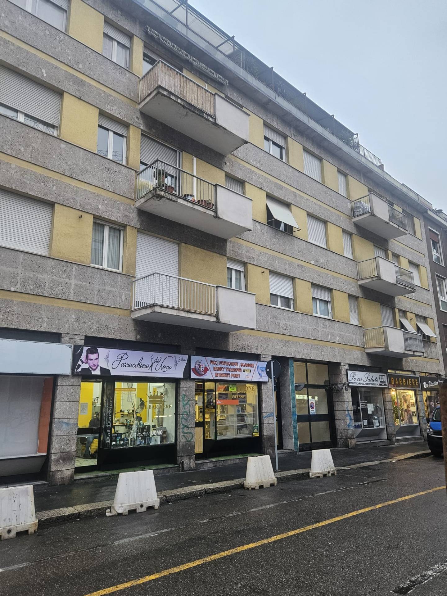 Locale commerciale in affitto a Milano, Famagosta