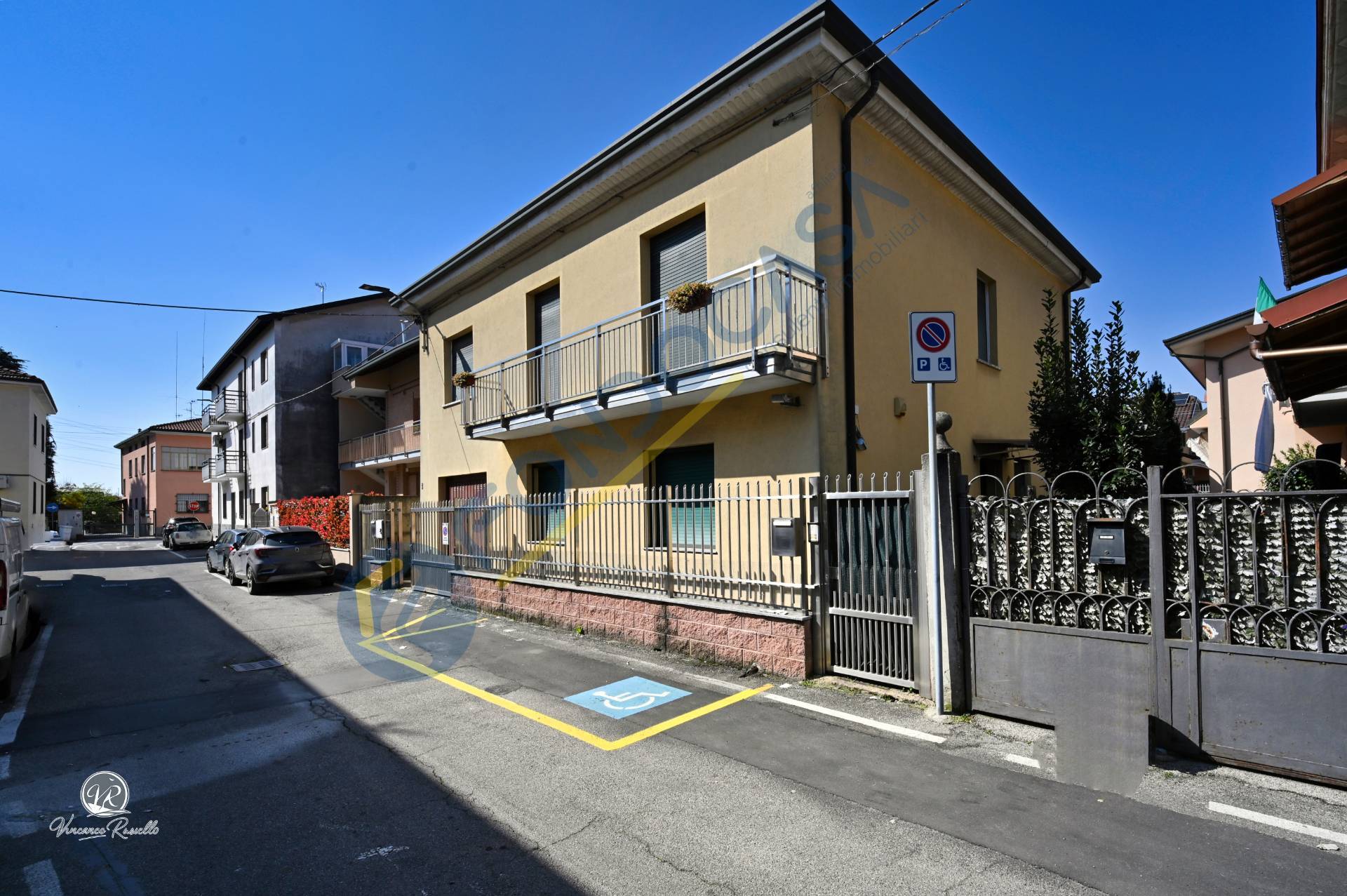 Villa bifamiliare in vendita a Limbiate, Centro