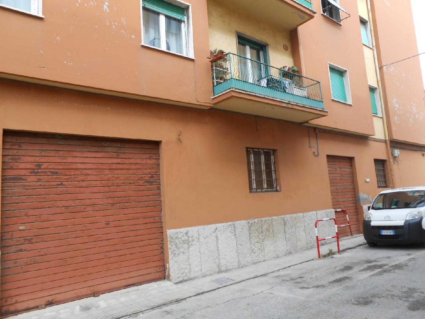Locale commerciale in vendita in via lotto 26, Ancona