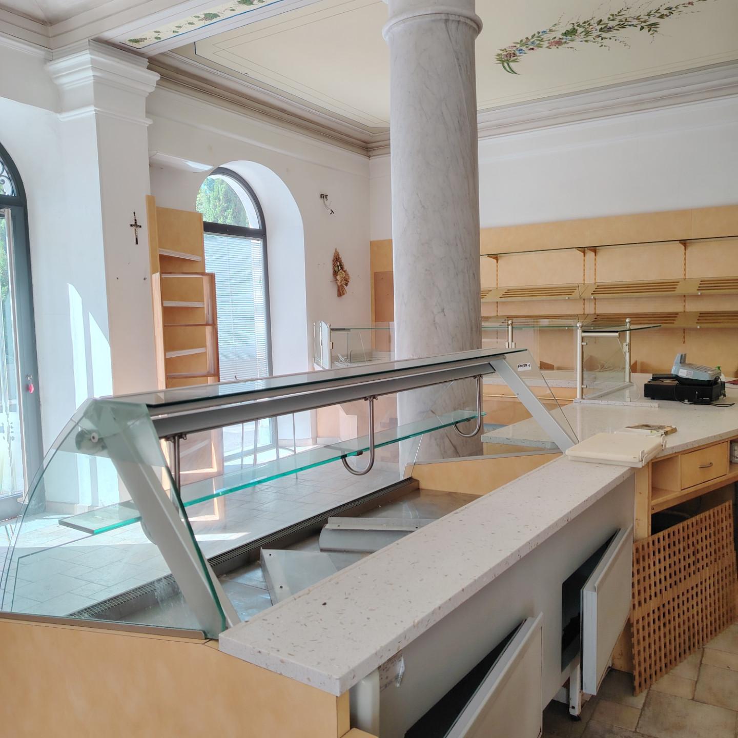 Locale commerciale in affitto a Carrara