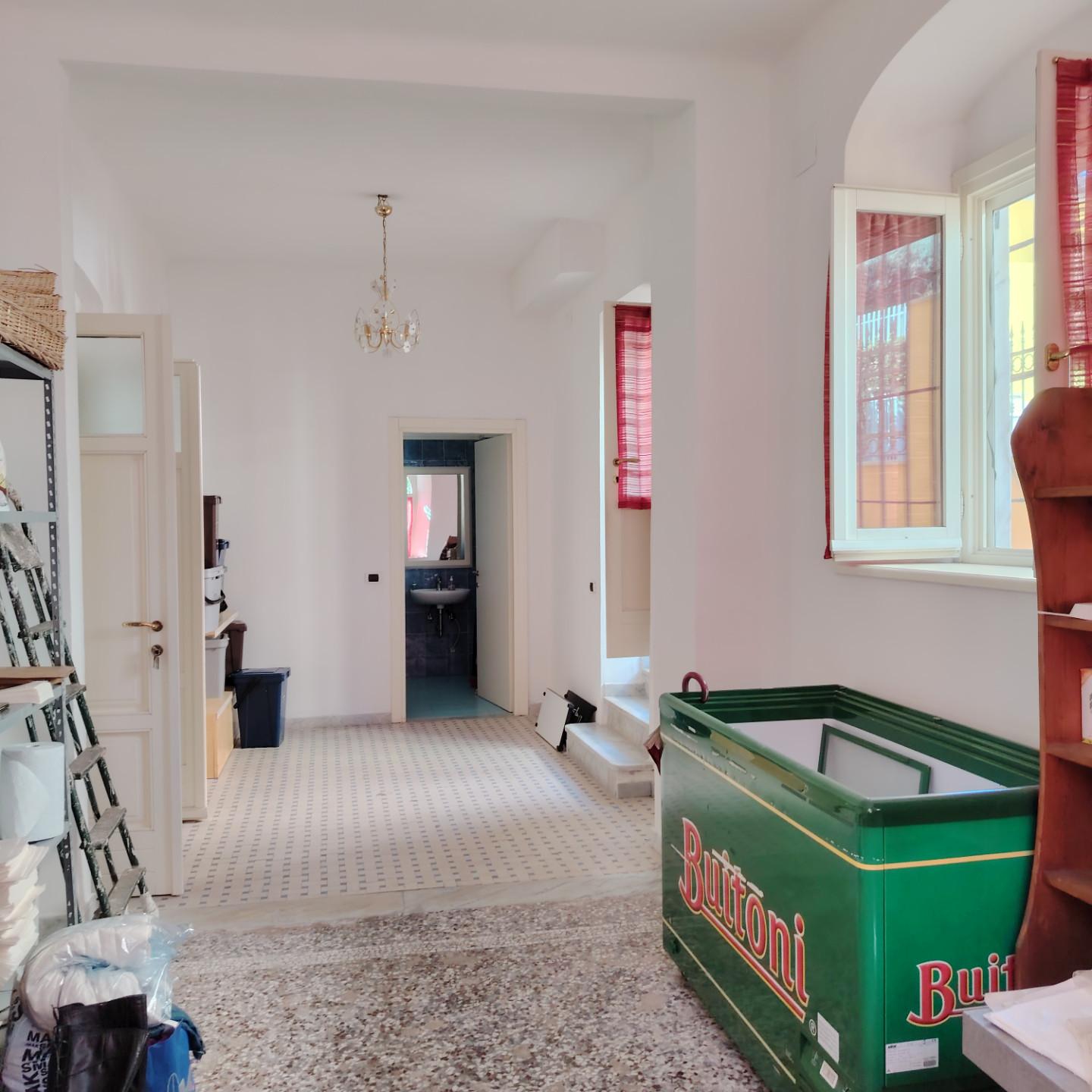 Locale commerciale in affitto a Carrara