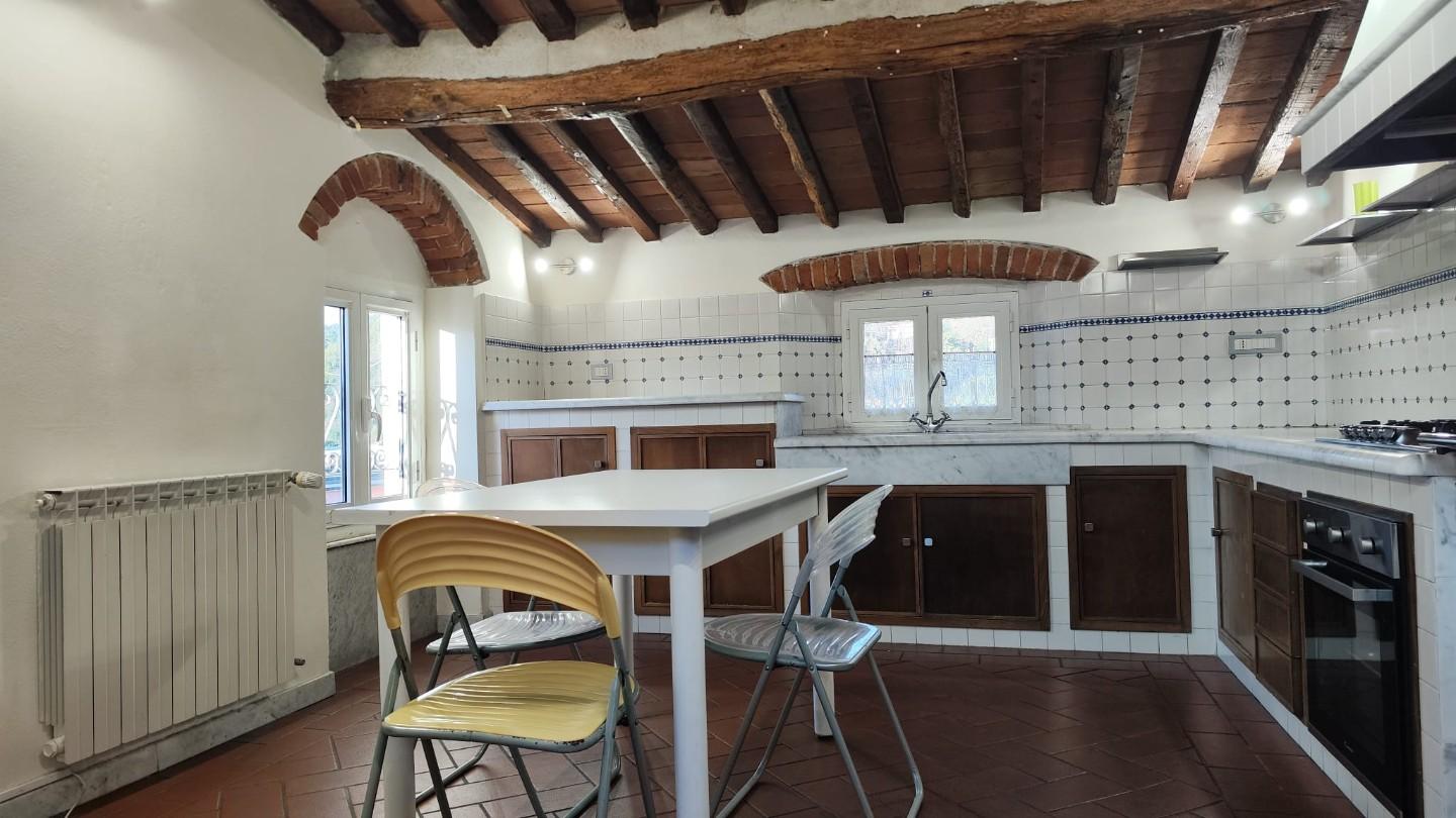 Appartamento con terrazzo a Carrara