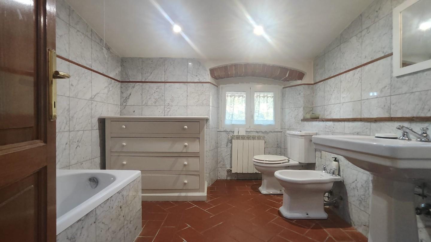 Appartamento con terrazzo a Carrara